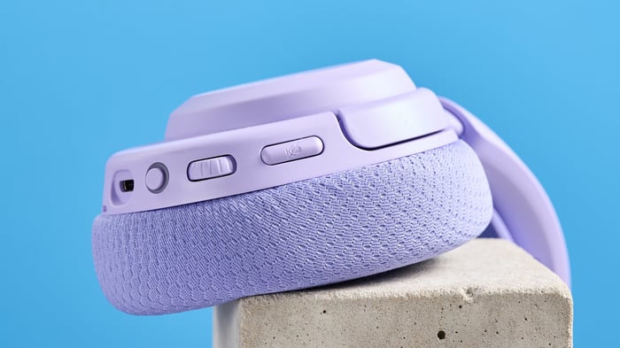 Comfort-focused design with memory foam ear cushions