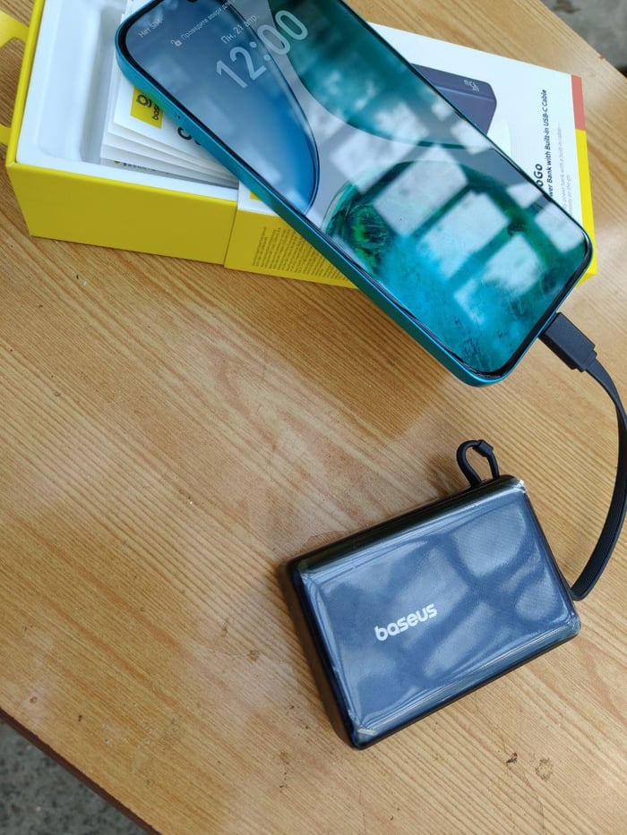 Baseus PicoGO Built-in Cable Holder