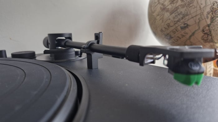 Close-up of the Victrola Hi-Res Onyx tonearm