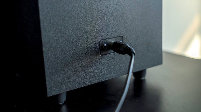 Minimalist layout with cables coming from the right speaker