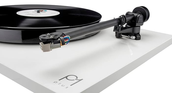 Side view of the Planar 1 Plus tonearm and platter