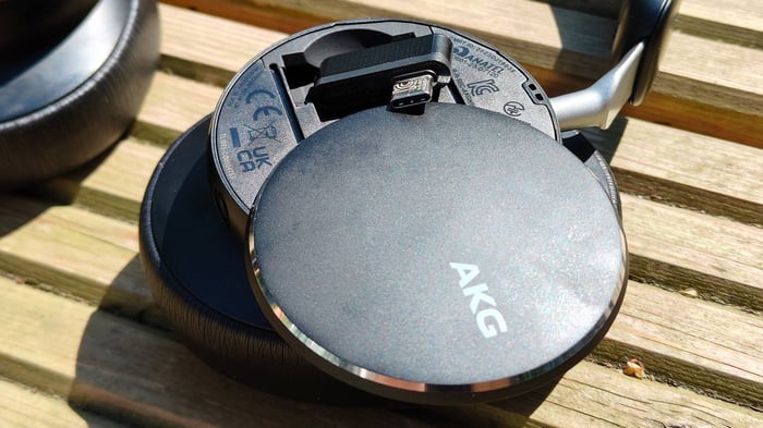 AKG N9 Hybrid premium design