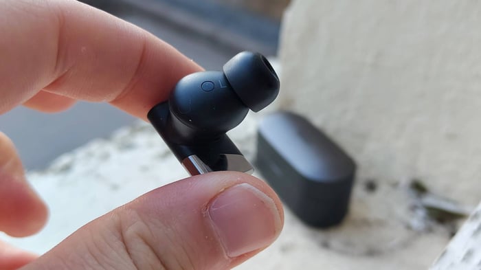 Ellipsoid design elements make these earbuds stand out in the crowd.