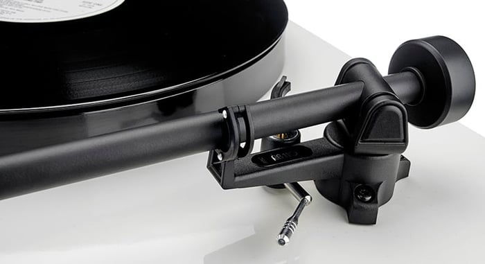Close-up of Planar 1 Plus cartridge and tonearm
