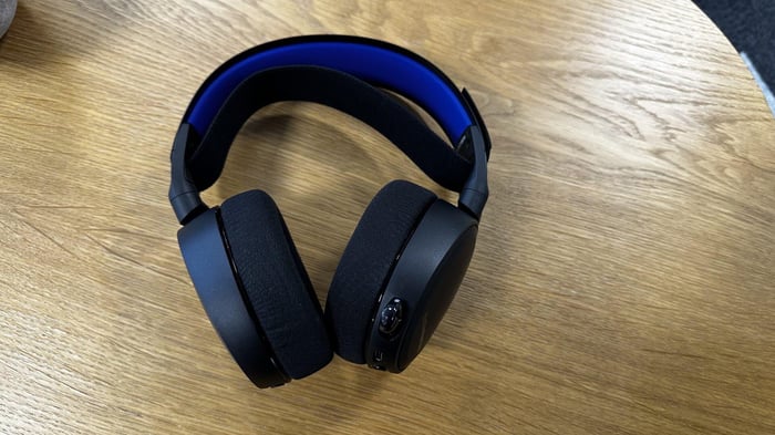 SteelSeries Arctis 7P+ headset front view