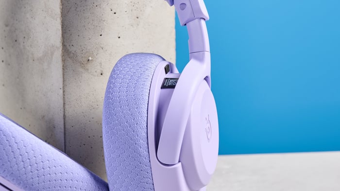 Powerful 40mm drivers deliver rich audio
