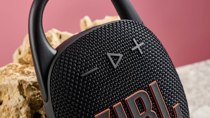 Front buttons on JBL Clip 5