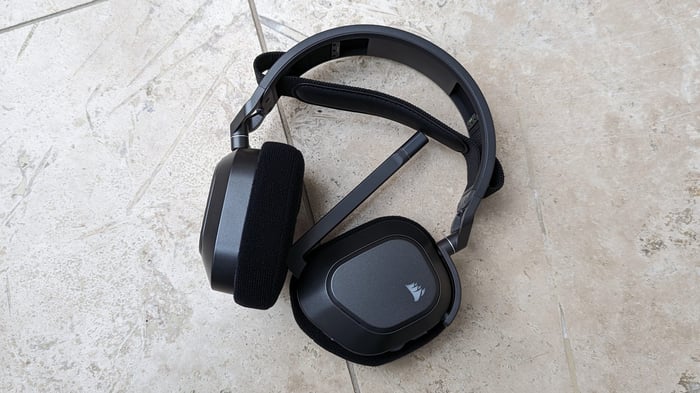 Corsair HS80 Max Wireless delivering immersive sound with 50mm drivers and Dolby Atmos technology.
