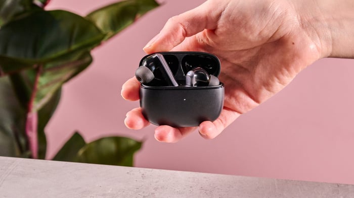 Person holding EarFun Air 2 NC charging case