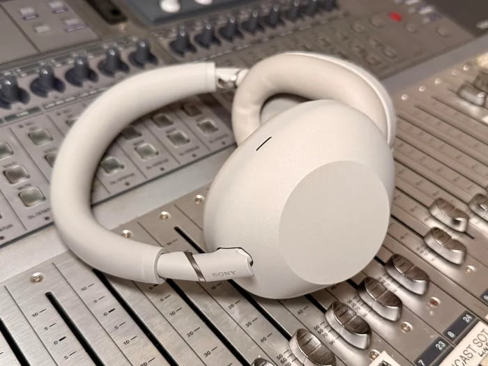 Sony WH-1000XM6 – premium noise-cancelling headphones with enhanced call quality