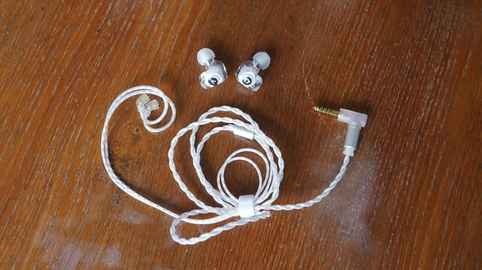 Warm balanced sound signature of Activo Q1