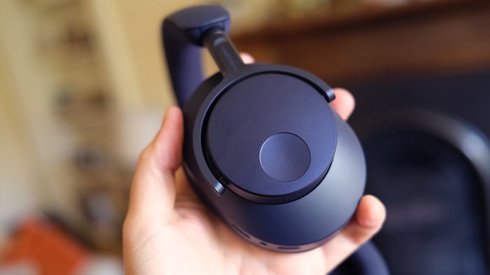 Cambridge Audio Melomania P100 SE stylish on-ear view