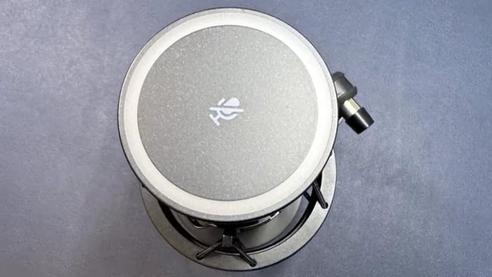 Light ring indicating polar pattern on HyperX QuadCast 2 S