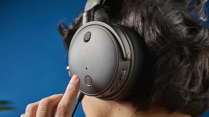 Audeze Maxwell – lacks active noise cancellation