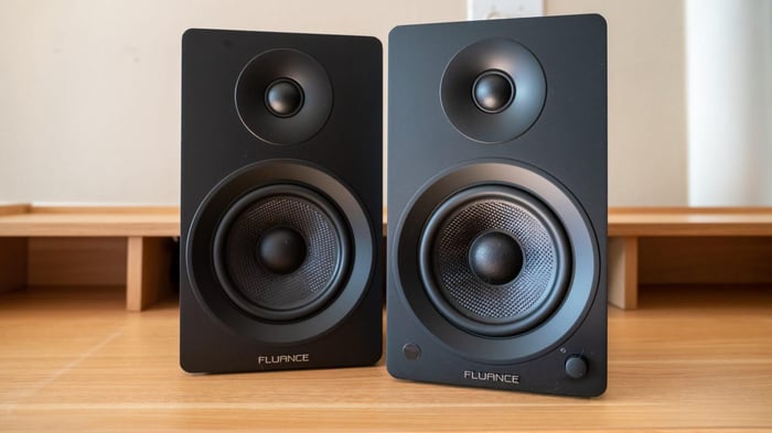 Fluance Ai41 powered bookshelf Bluetooth speakers