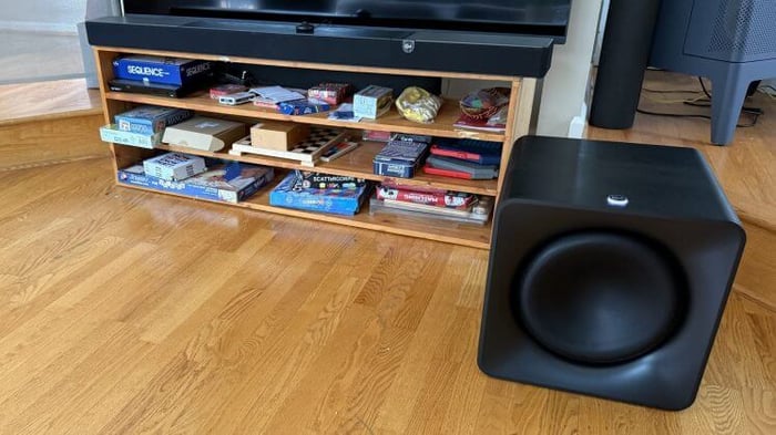 Subwoofer accompanying Klipsch Flexus Core 300.