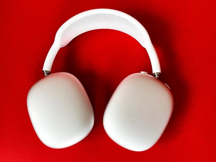 Premium Apple headphones with superb adaptive noise cancelling and spatial audio