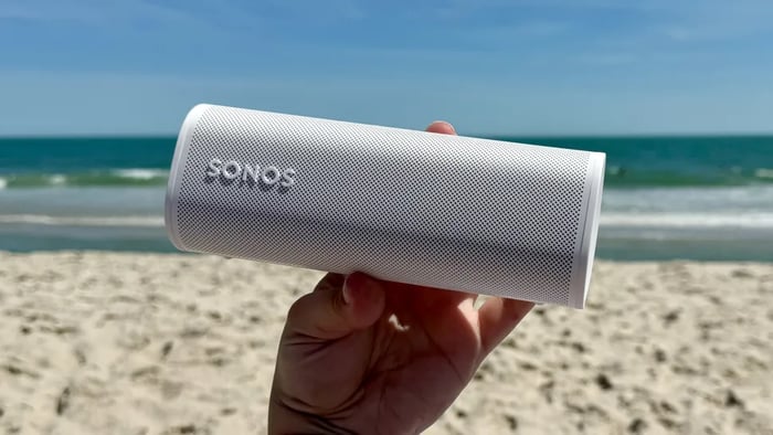 Sonos Roam 2 in black on a wooden table