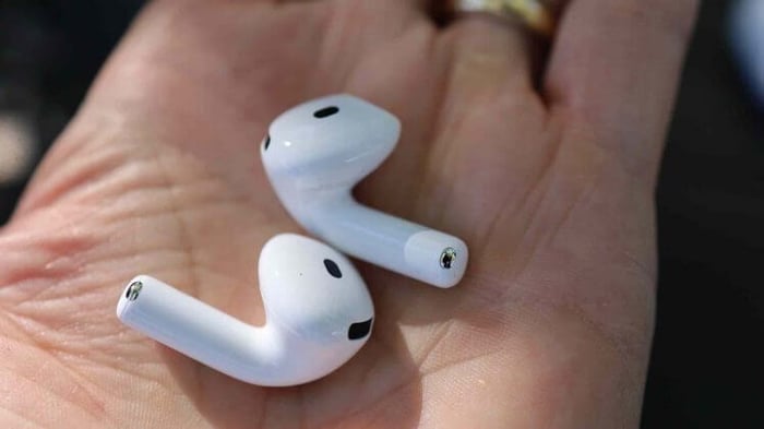 Apple AirPods 4 noise cancelling