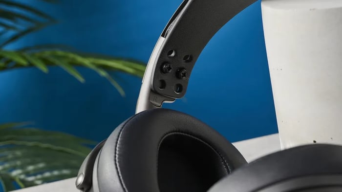 Audeze Maxwell – comfortable suspension headband