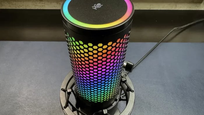 HyperX QuadCast 2 S close-up on design and stand