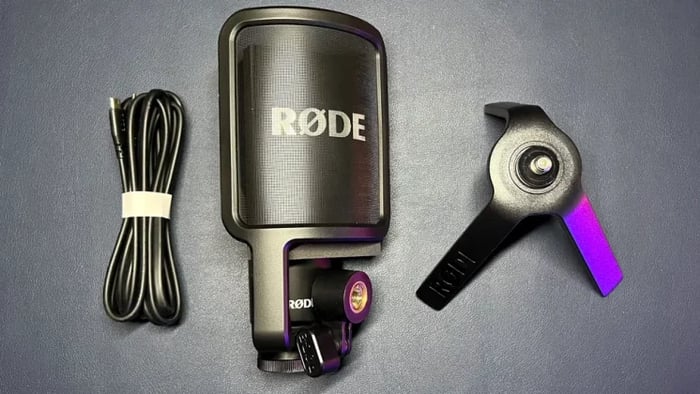 Headphone jack and control knobs on Rode NT-USB+