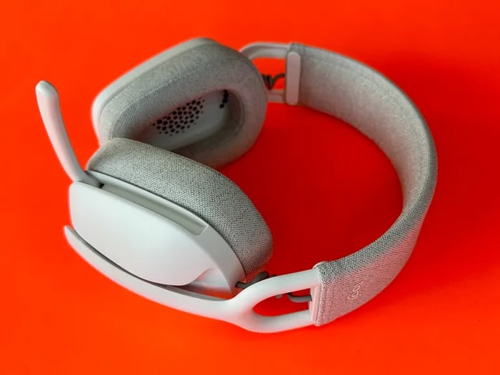 Zone Vibe 100 offers lightweight comfort and neat call features