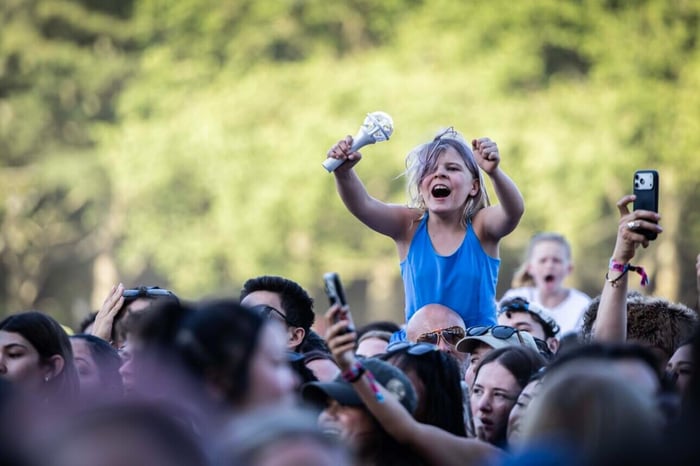 A young fan soaking up the KATSEYE magic