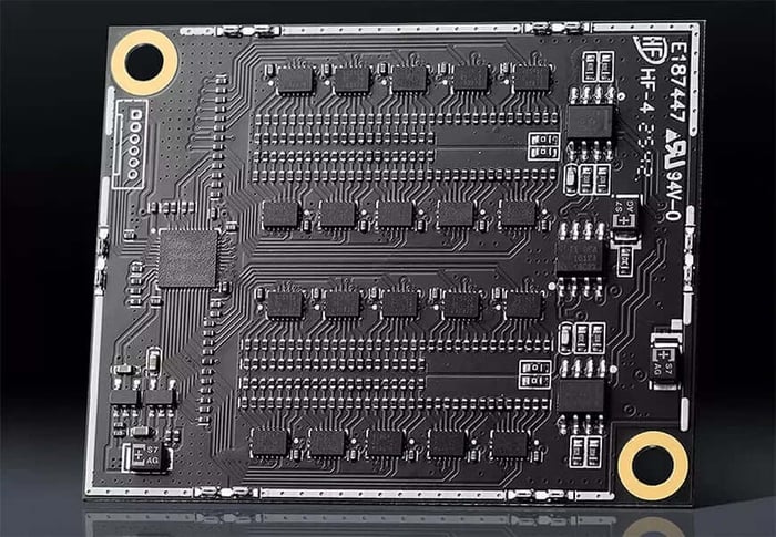 Front panel showcasing the vivid display and multiple headphone outputs.