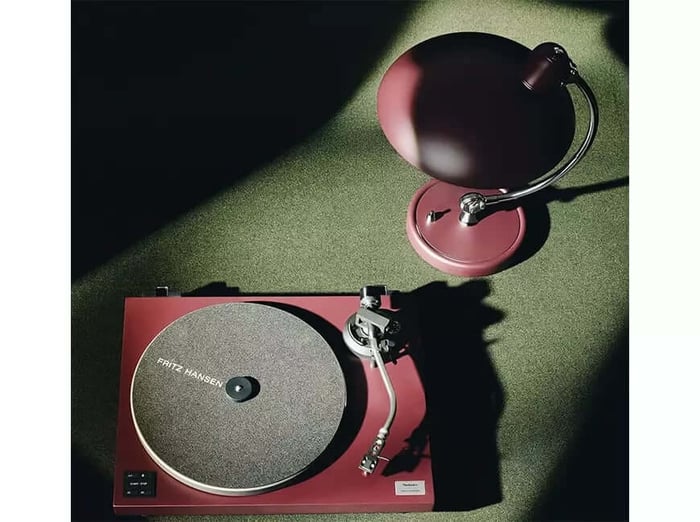 The Technics SL-40CBT turntable pairs beautifully with the Fritz Hansen KAISER idell lamp