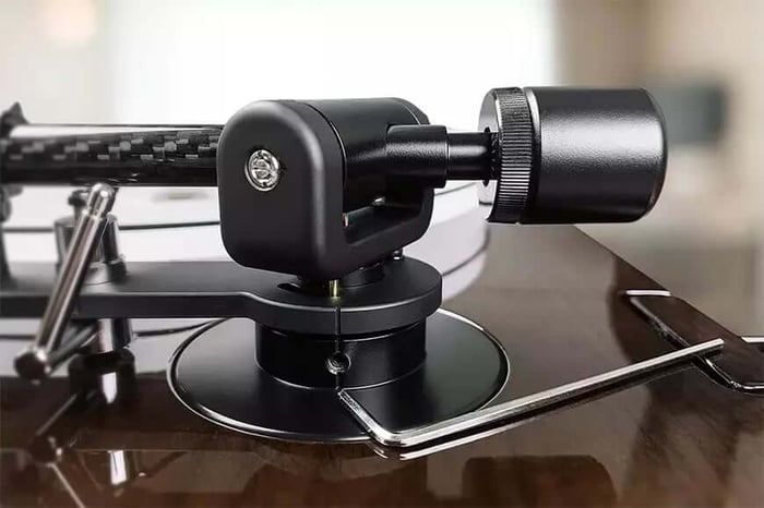 Close-up of Fluance RT87’s dual-base vibration isolators