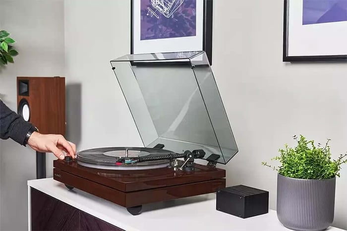 Fluance RT87 in natural walnut finish, a perfect blend of elegance and craftsmanship