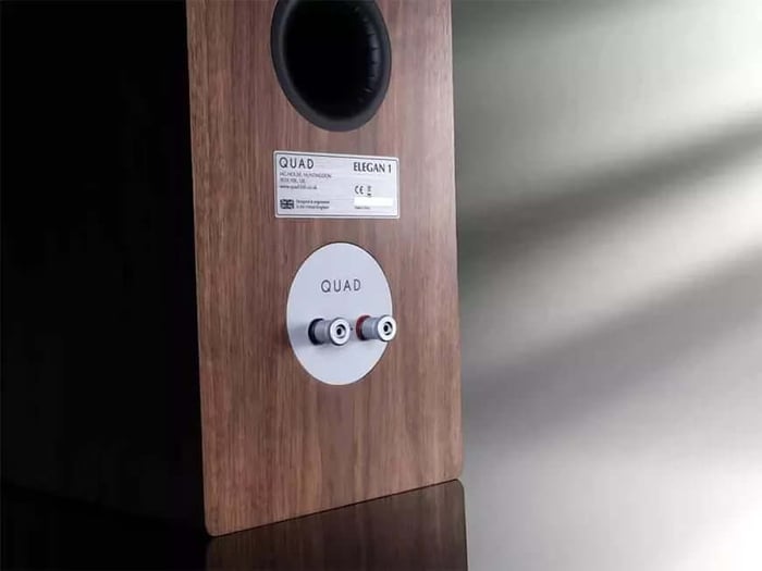Compact Elegan 1 fits beautifully on bookshelves without sacrificing sound quality