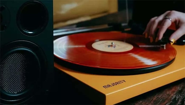 Close-up of Majority Stylo’s tonearm and cartridge