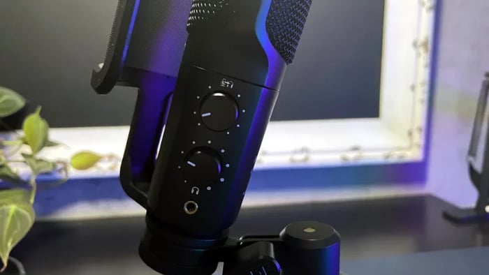 Pop filter and tripod stand included with Rode NT-USB+