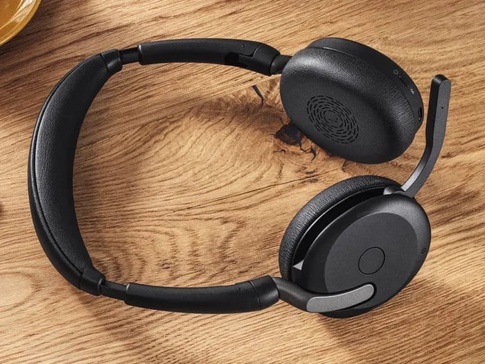 Compact and comfortable headset with excellent call quality