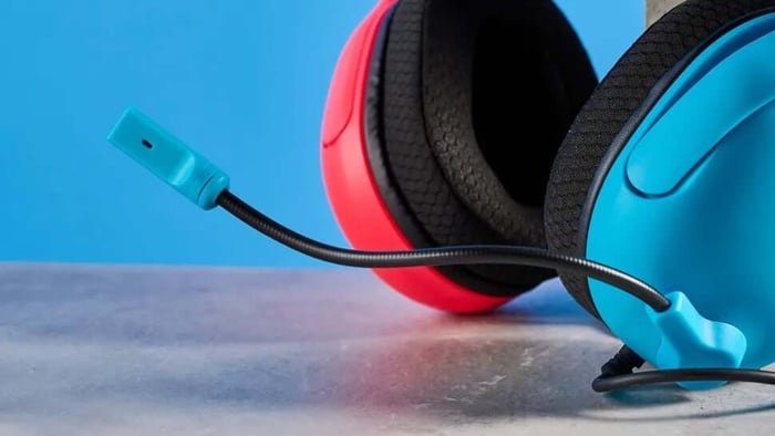 Microphone on the left earcup