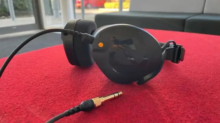 Røde NTH-100 Back