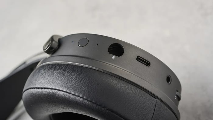 Audeze Maxwell – premium price tag