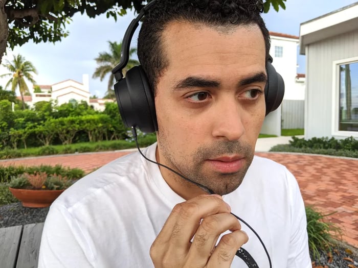 Taking calls clearly with Surface Headphones 2