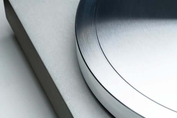 Close-up of the C-Dur Concrete platter and tonearm