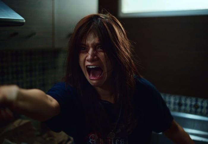 The fearless Carla fends off supernatural threats in No Me Sigas. (Credit: Ophelia)