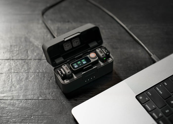 Charging case connected to computer, showing DJI Mic 3’s seamless workflow