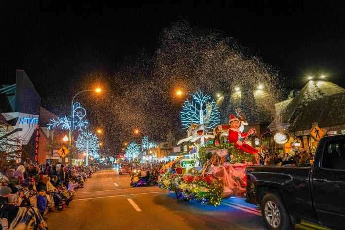 Hunter Hayes to lead the 50th Gatlinburg Fantasy of Lights Christmas Parade