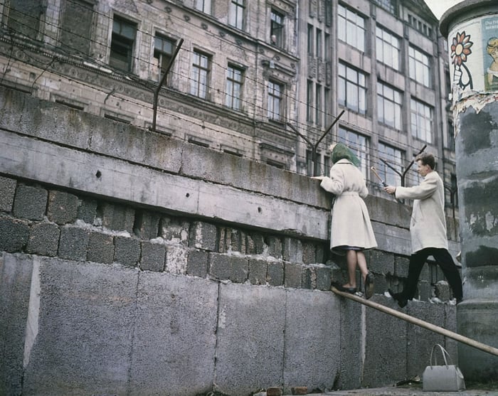 A West Berlin couple talks across the Wall