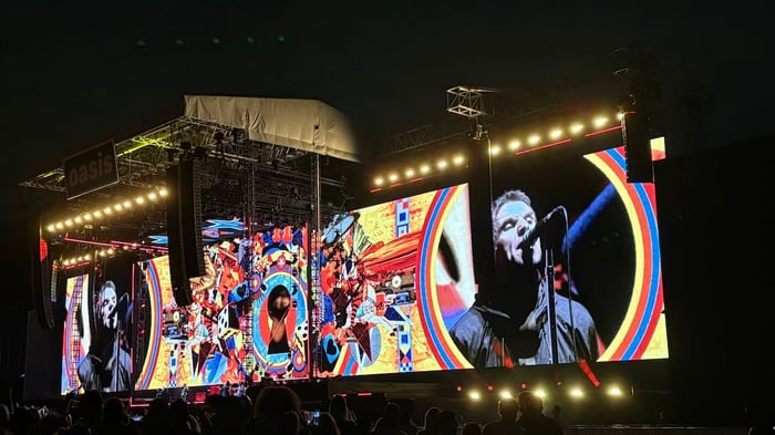 Oasis on stage (Credit: Karen Bliss)
