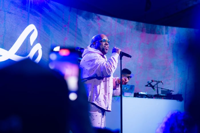 Chiara Parravicini captivates the crowd with her heartfelt acoustic set.