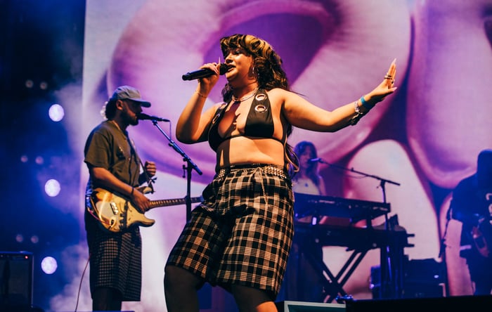 Lola Young performs at Glastonbury 2025, photo by Derek Bremner
