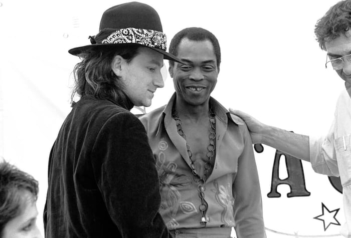 Bono and Fela Kuti and concert promoter Bill Graham during a press conference for Amnesty International's 'A Conspiracy of Hope' concert in 1986. (Credit: Gary Gershoff/Getty Images)