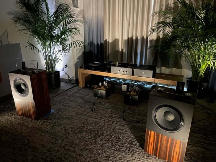 The Gestalt Audio room and Wolf von Langa Ultima loudspeaker driven by 6W